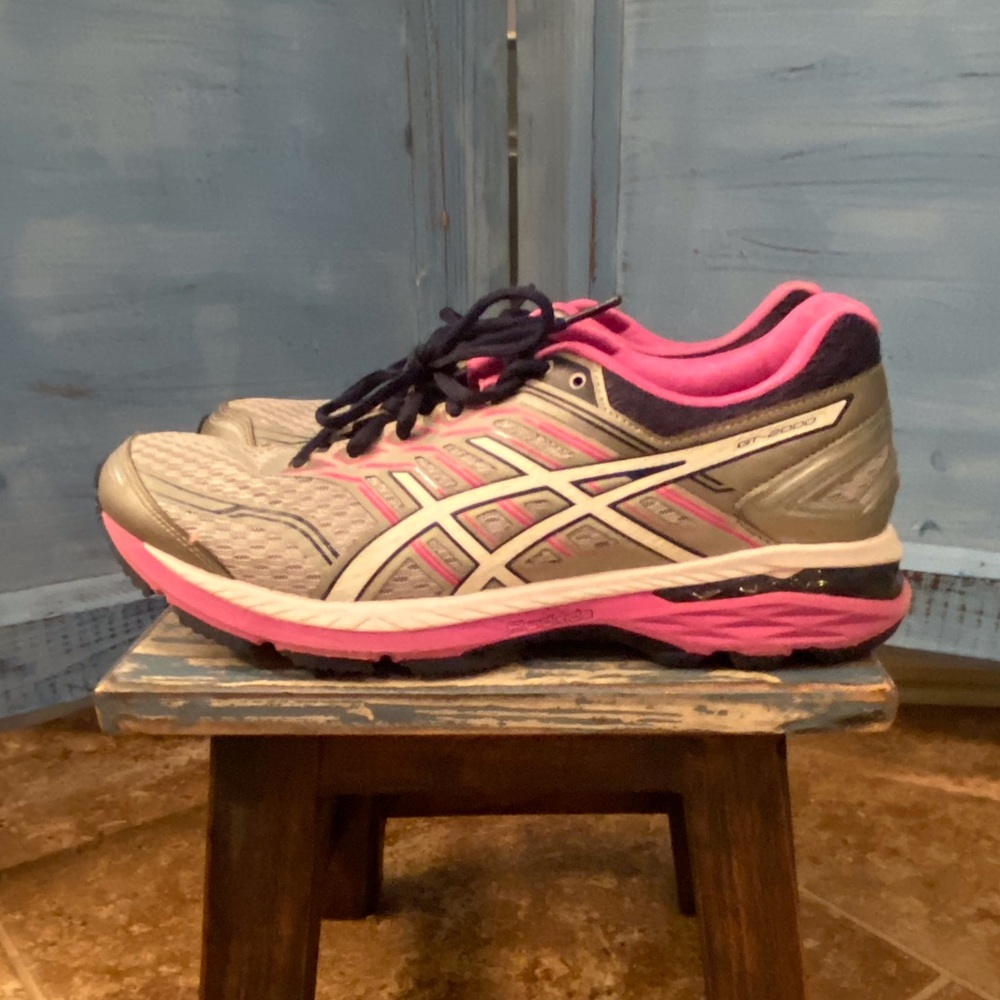ASICS GT-2000 running shoes. NEVER WORN! Size 10.5